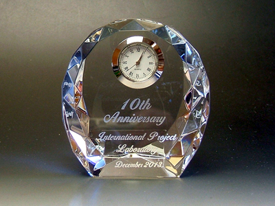 クリスタル時計のガラス彫刻